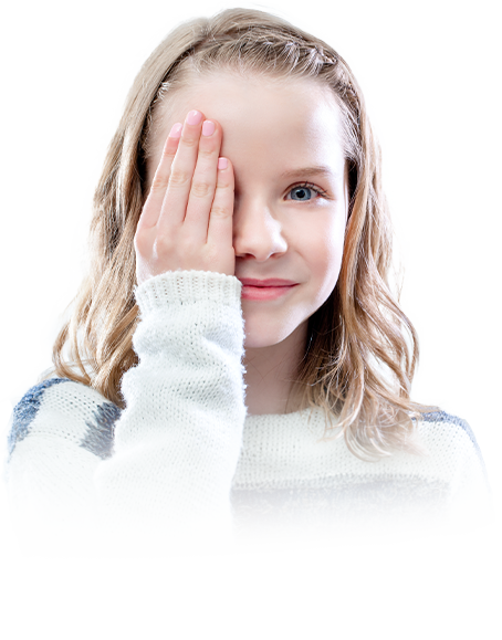 Mädchen hält sich ein Auge zu